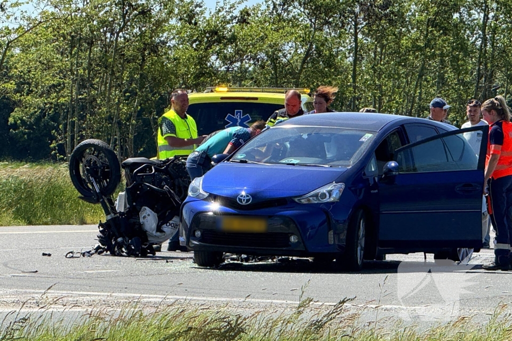 Motorrijder zwaargewond, inzittenden bevrijdt