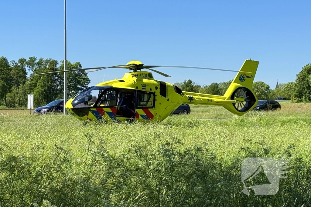 Motorrijder zwaargewond, inzittenden bevrijdt