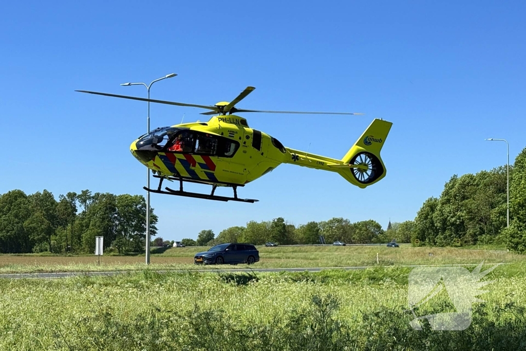 Motorrijder zwaargewond, inzittenden bevrijdt