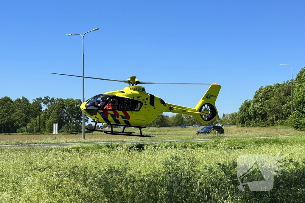 Motorrijder zwaargewond, inzittenden bevrijdt