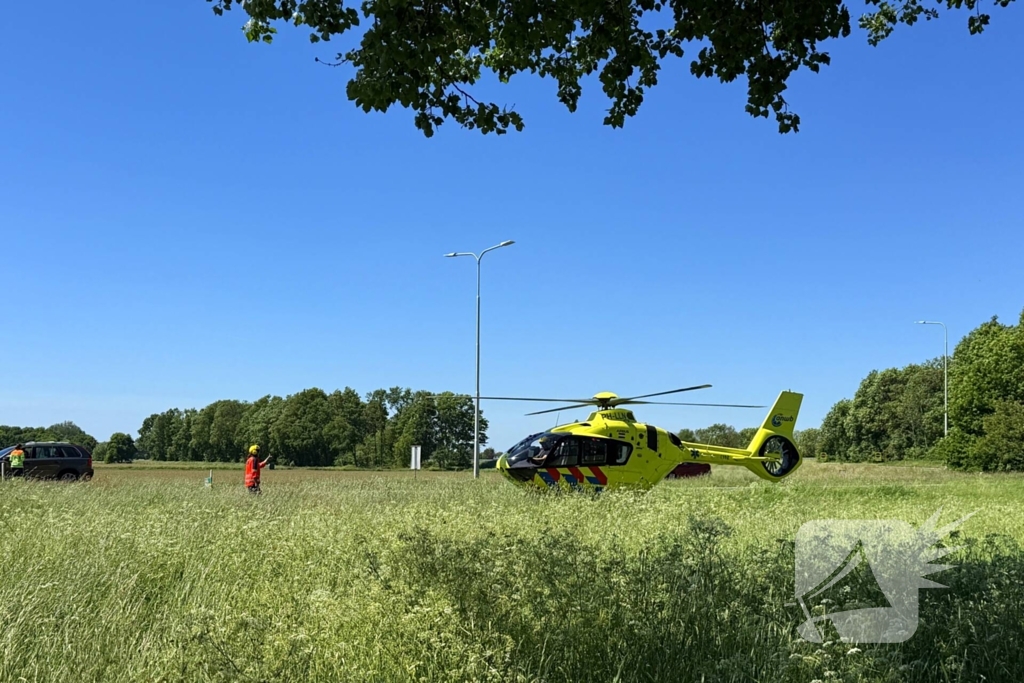 Motorrijder zwaargewond, inzittenden bevrijdt