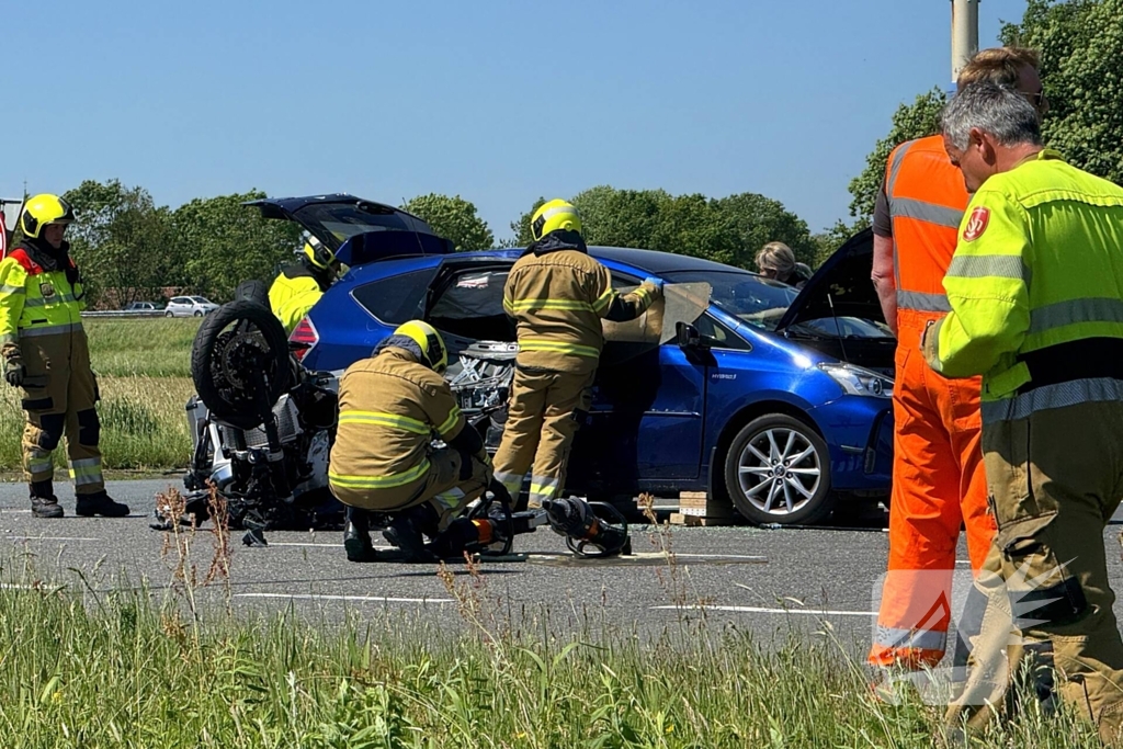 Motorrijder zwaargewond, inzittenden bevrijdt