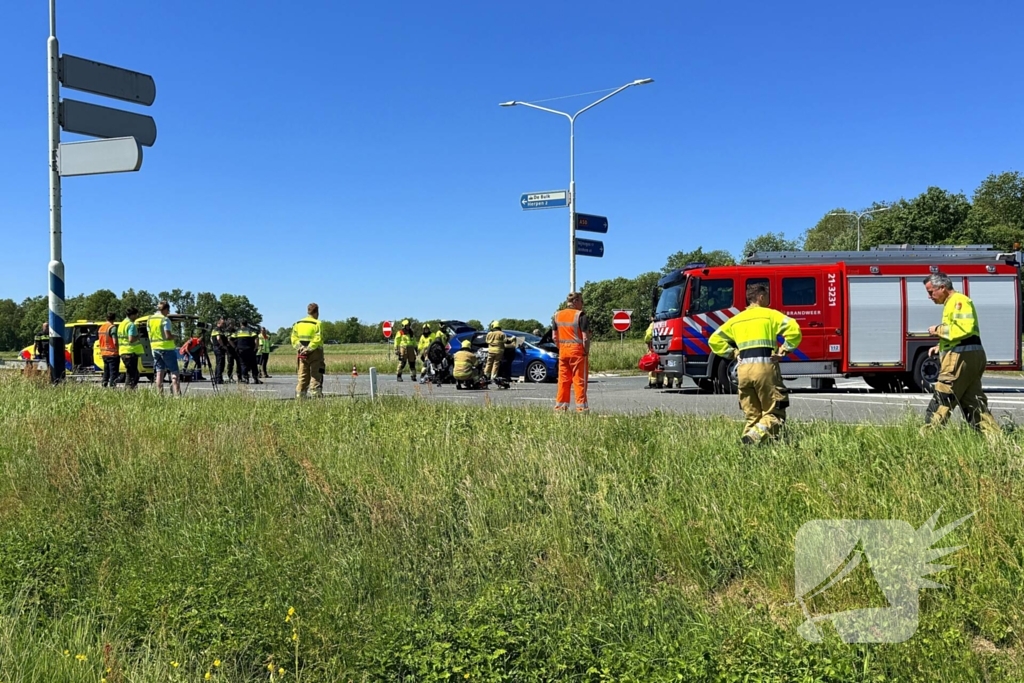 Motorrijder zwaargewond, inzittenden bevrijdt