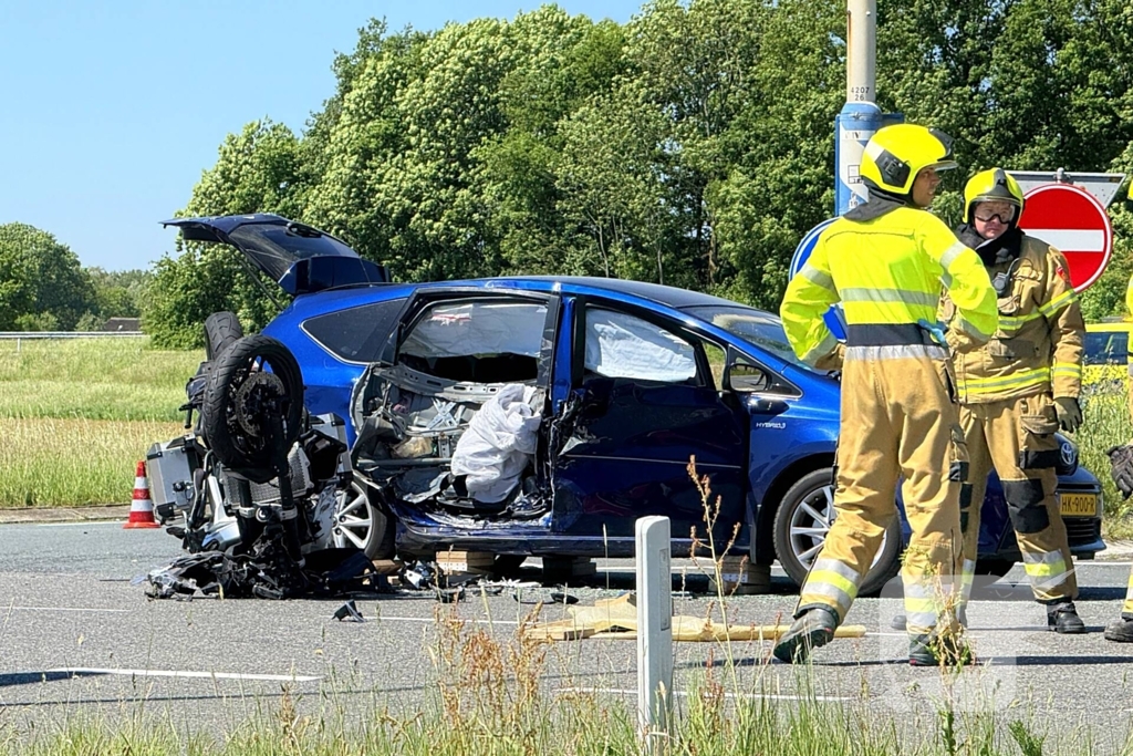 Motorrijder zwaargewond, inzittenden bevrijdt