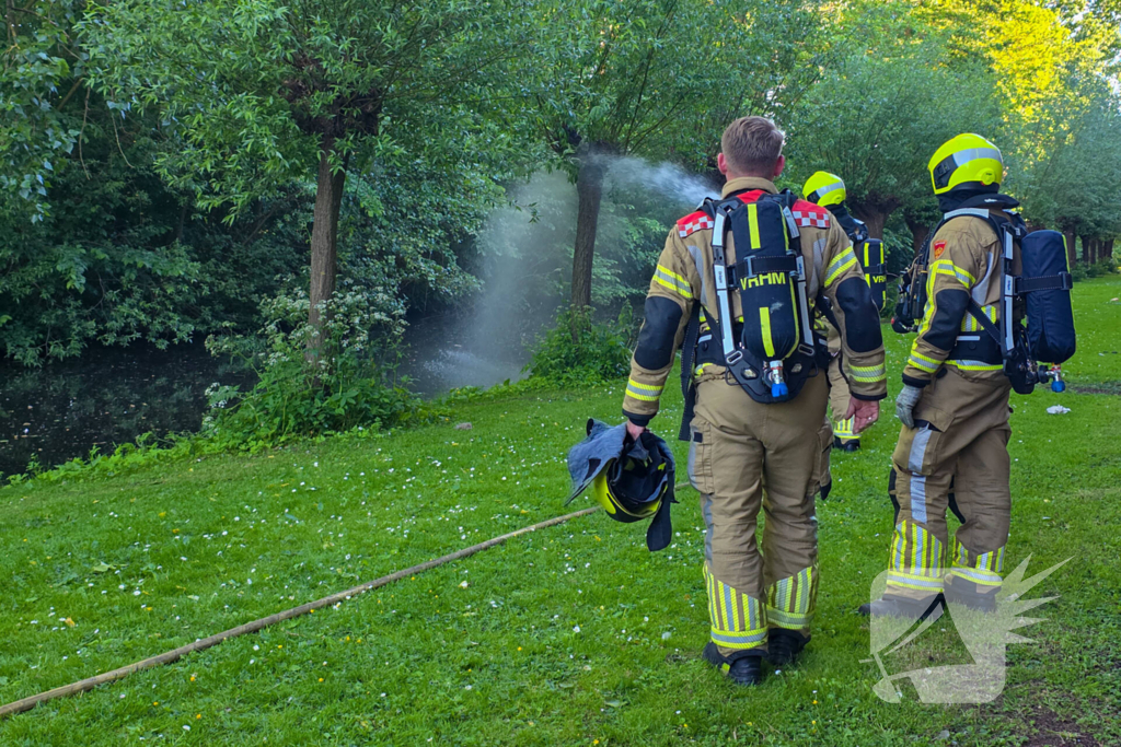 Brandweer blust brandende boom