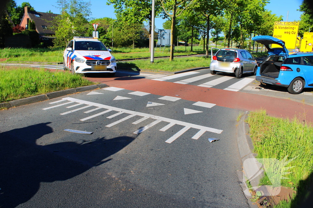 Ongeluk op rotonde leidt tot controle in ambulance