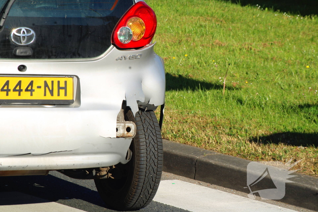 Ongeluk op rotonde leidt tot controle in ambulance