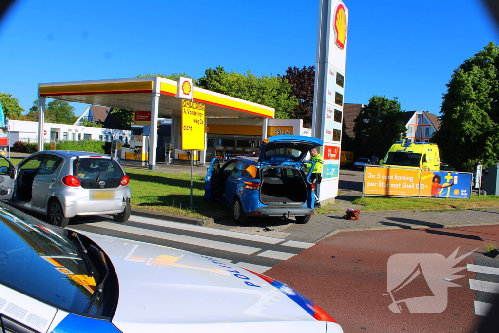 Ongeluk op rotonde leidt tot controle in ambulance