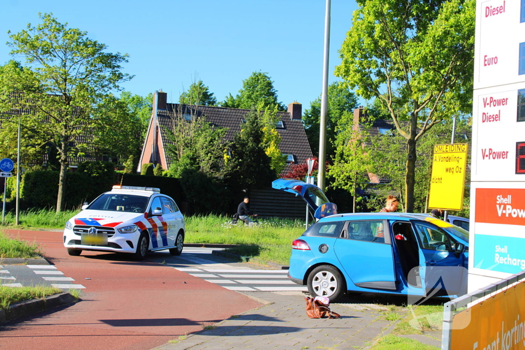 Ongeluk op rotonde leidt tot controle in ambulance