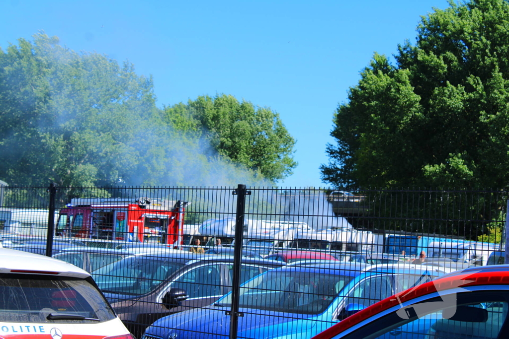 Brand in loods zorgt voor flinke rookontwikkeling