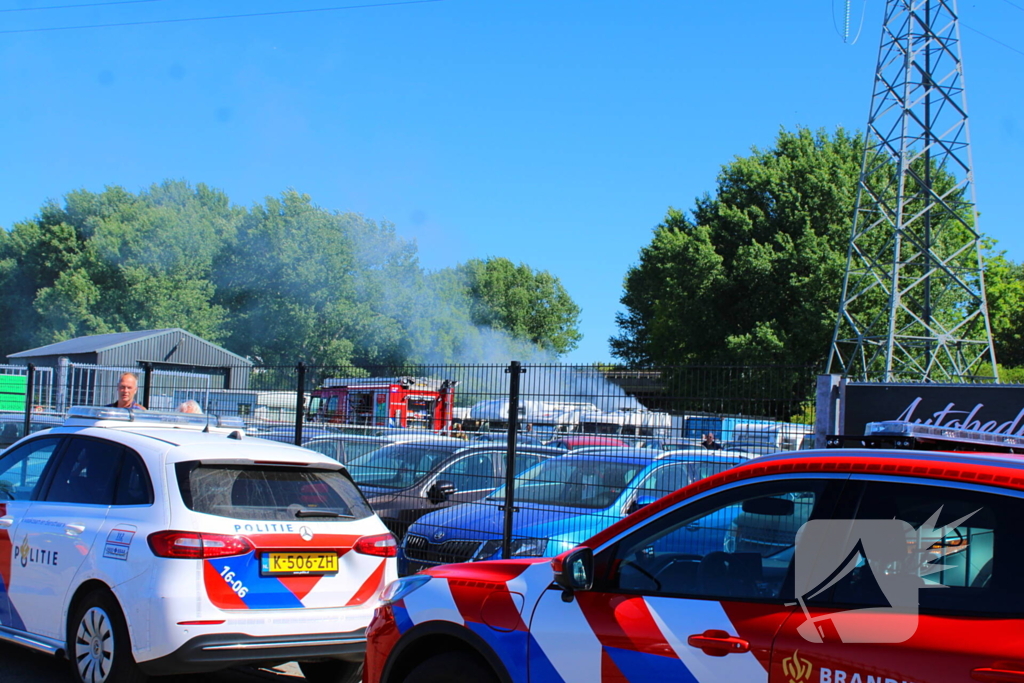 Brand in loods zorgt voor flinke rookontwikkeling