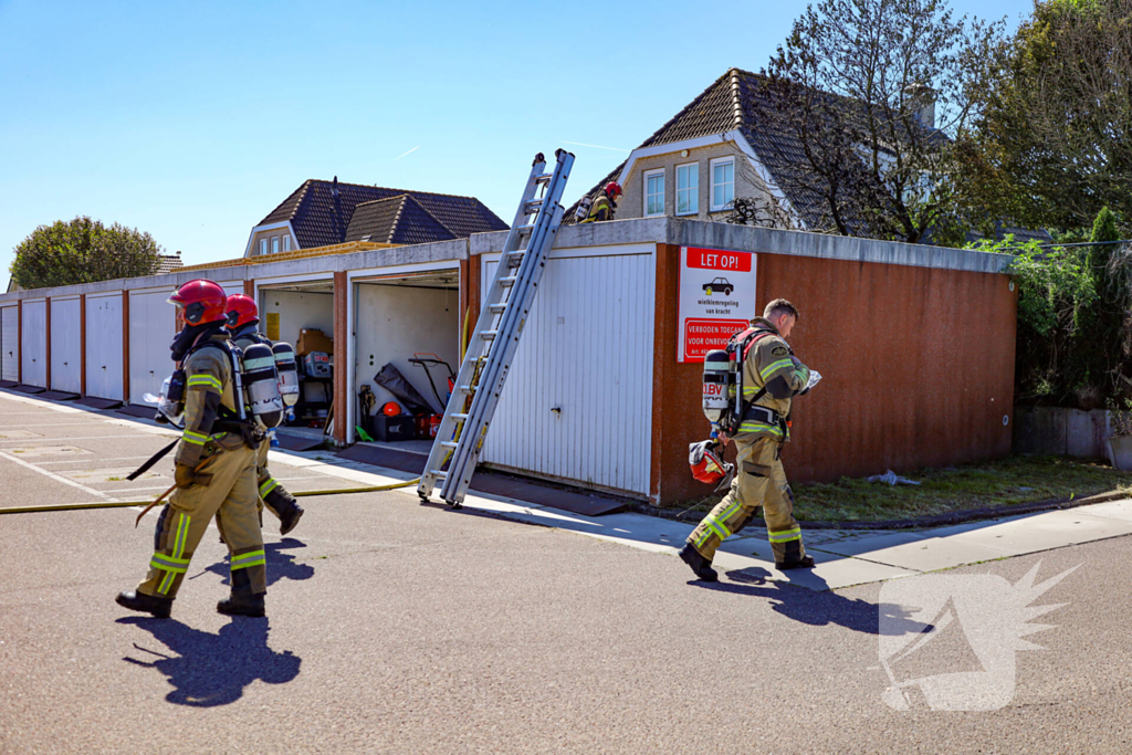 Brandweer blust schuurbrand