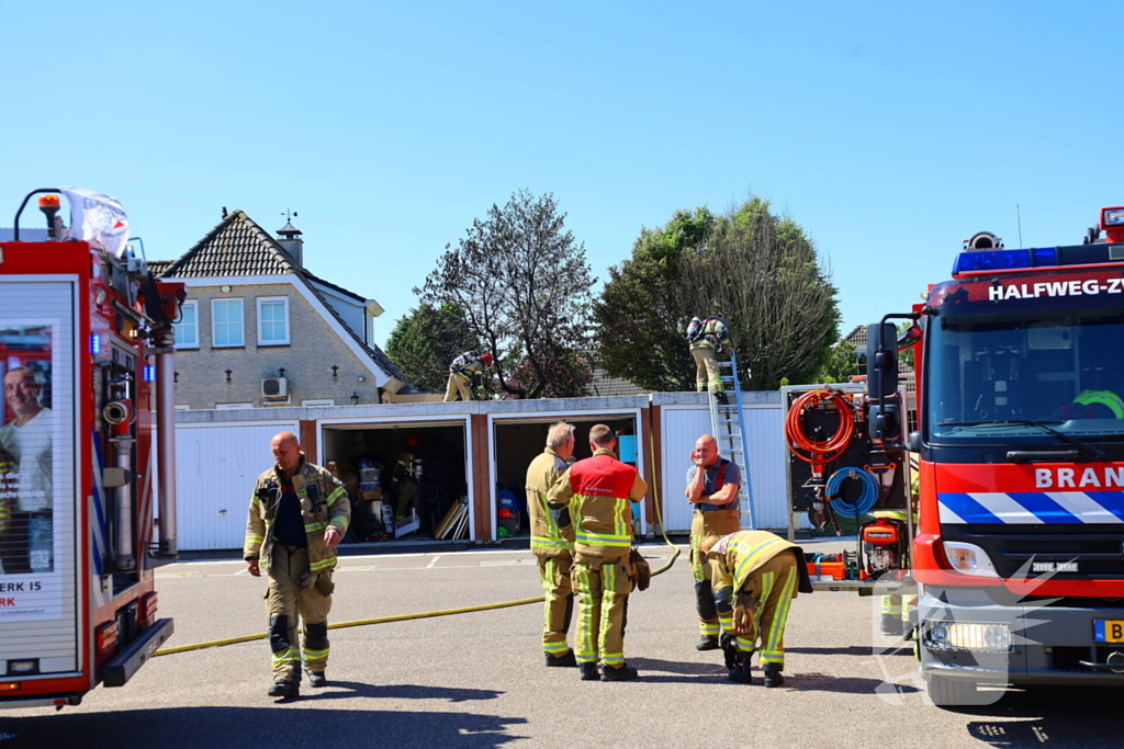 Brandweer blust schuurbrand