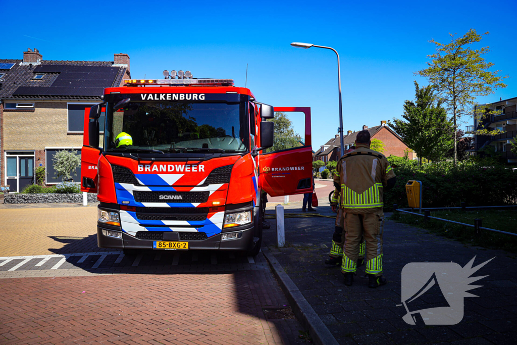 Buitenbrand zorgt voor brandlucht in woning