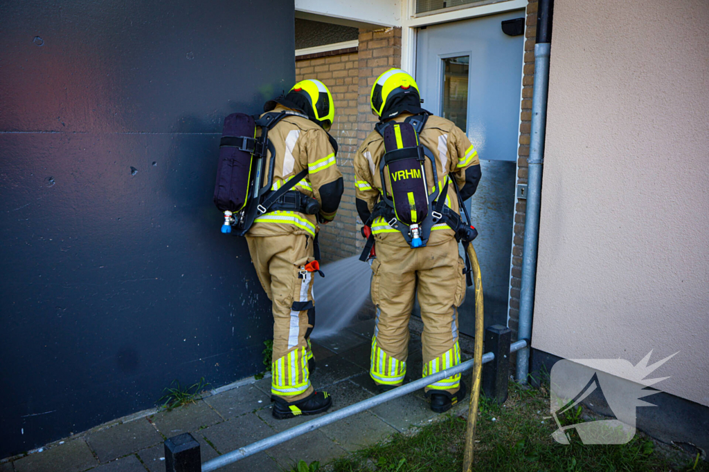 Buitenbrand zorgt voor brandlucht in woning