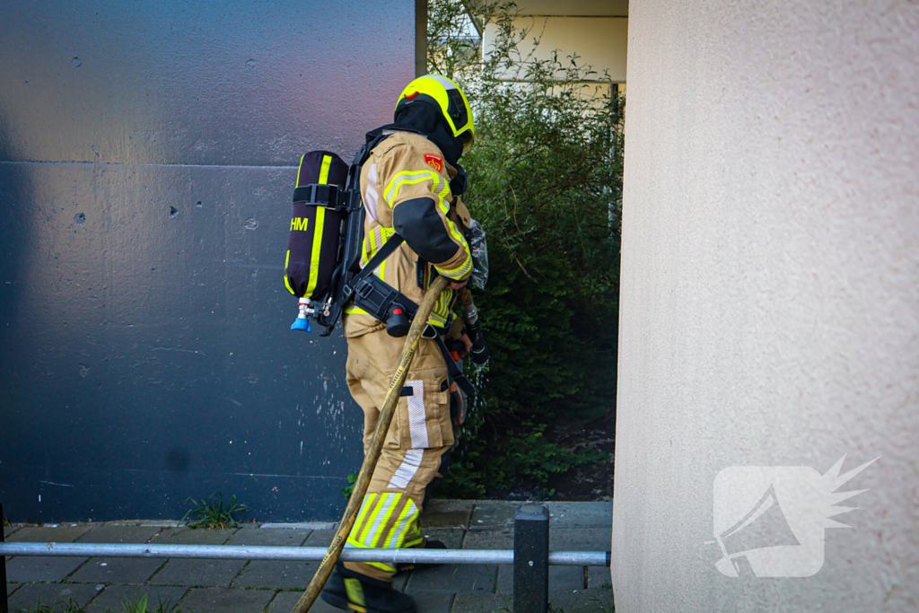 Buitenbrand zorgt voor brandlucht in woning
