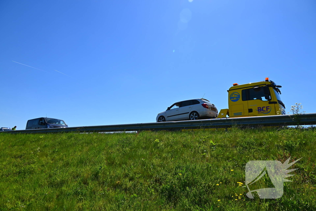 Kop-staartbotsing in staart file eerdere aanrijding