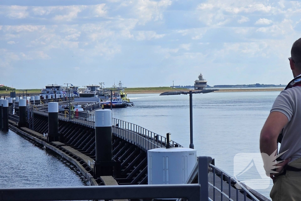 Schip maakt water, brandweer pompt ruim leeg