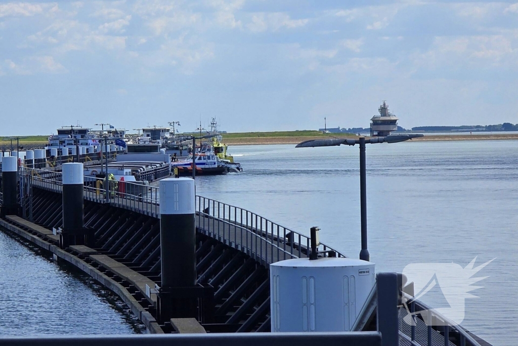 Schip maakt water, brandweer pompt ruim leeg