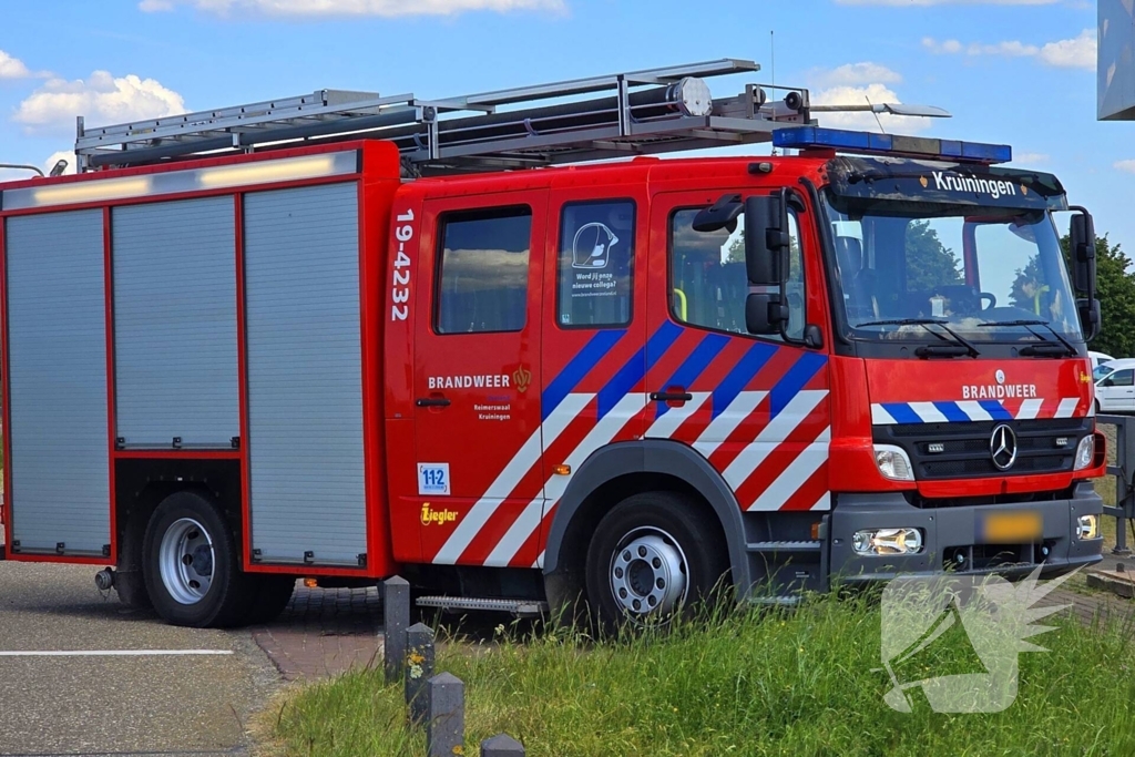 Schip maakt water, brandweer pompt ruim leeg