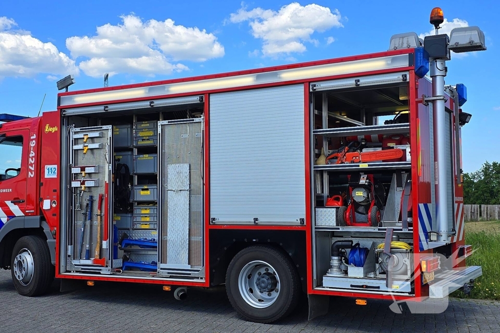 Schip maakt water, brandweer pompt ruim leeg