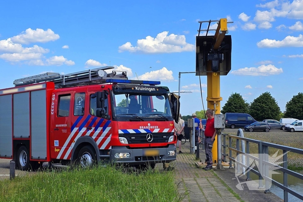 Schip maakt water, brandweer pompt ruim leeg