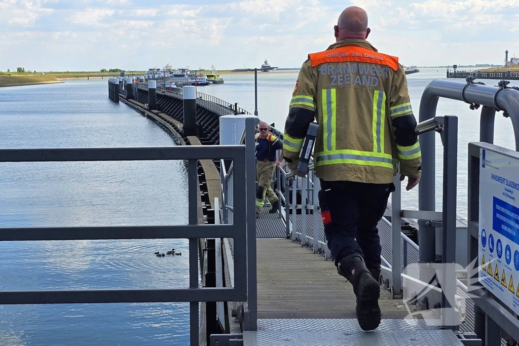 Schip maakt water, brandweer pompt ruim leeg