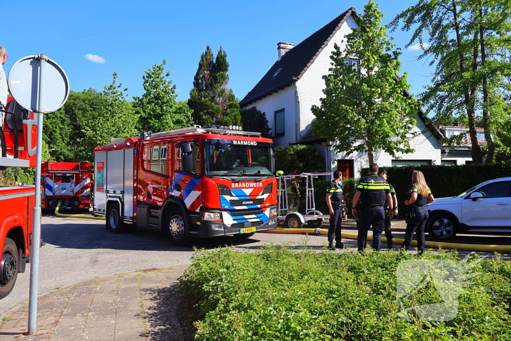 Forse rookontwikkeling zichtbaar bij gebouwbrand