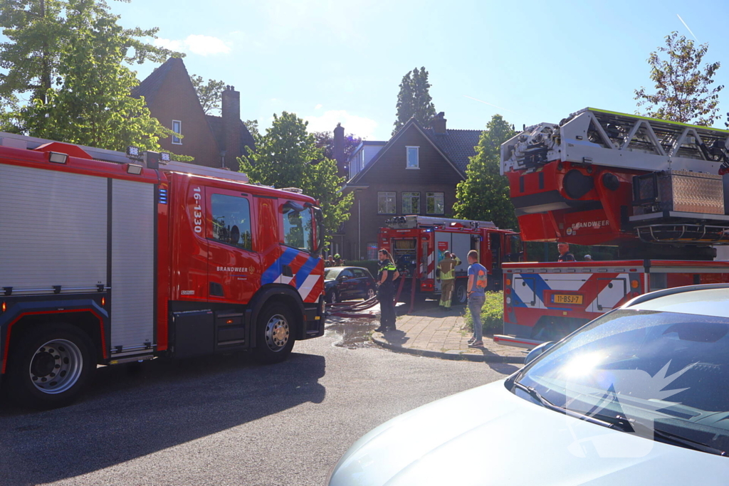 Forse rookontwikkeling zichtbaar bij gebouwbrand