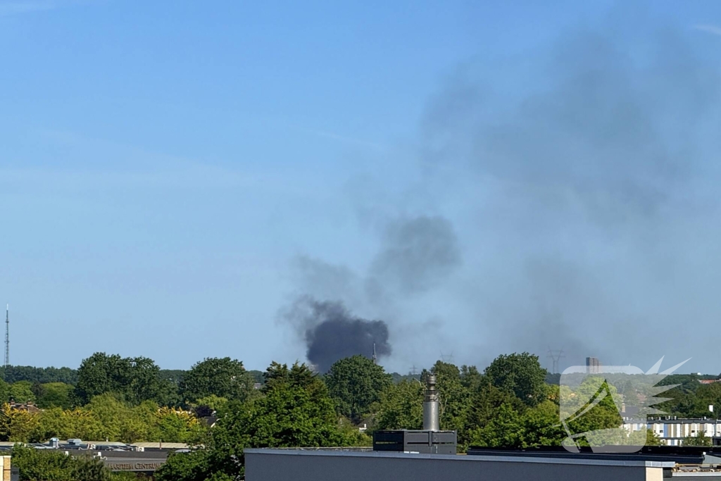 Forse rookontwikkeling zichtbaar bij gebouwbrand