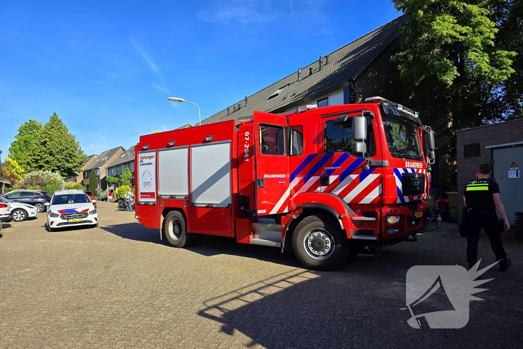 Schutting naast woning in brand