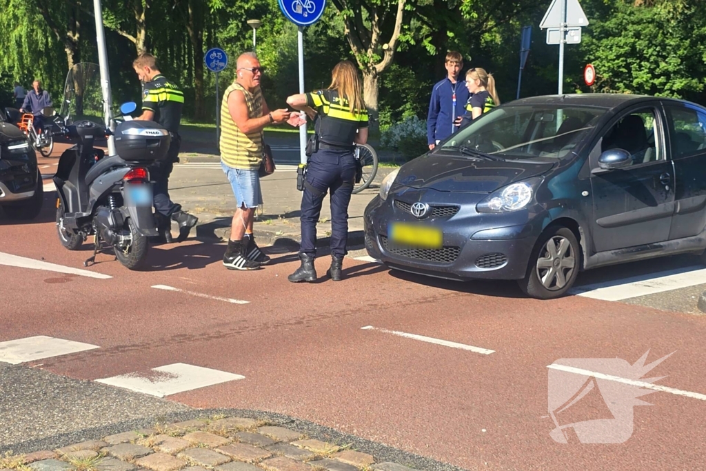 Scooterrijder aangereden op beruchte rotonde