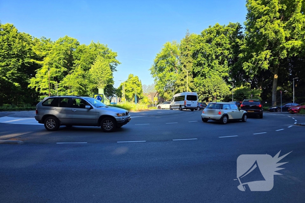 Ongeval tussen fietser en automobilist op rotonde