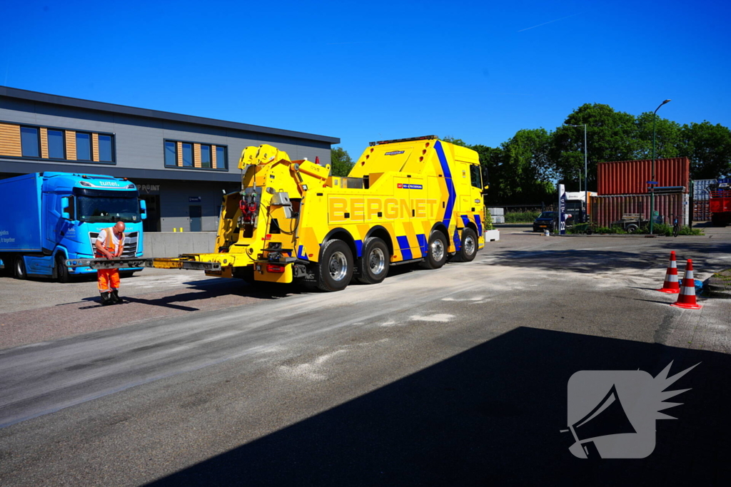 Vrachtwagenlek leidt tot wegafzetting