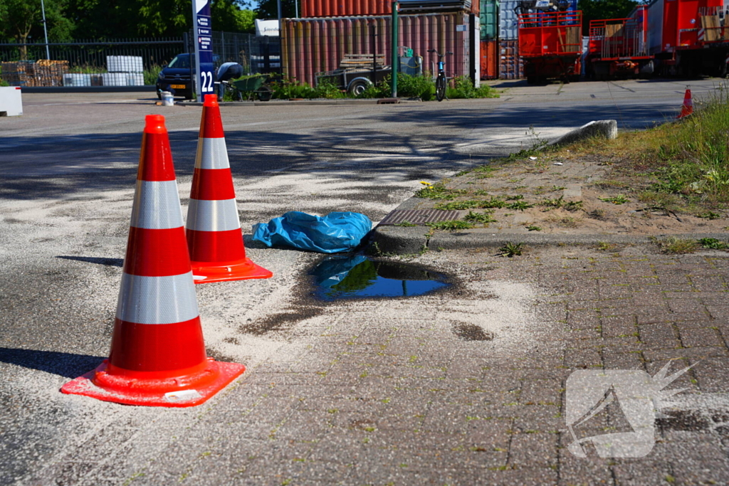 Vrachtwagenlek leidt tot wegafzetting