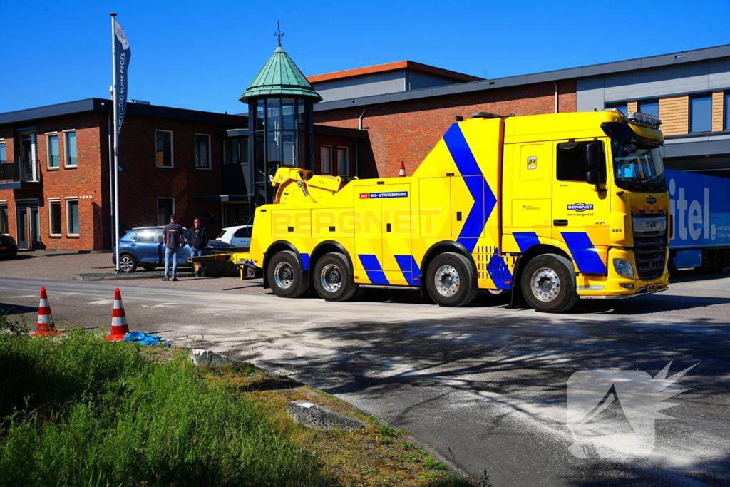 Vrachtwagenlek leidt tot wegafzetting