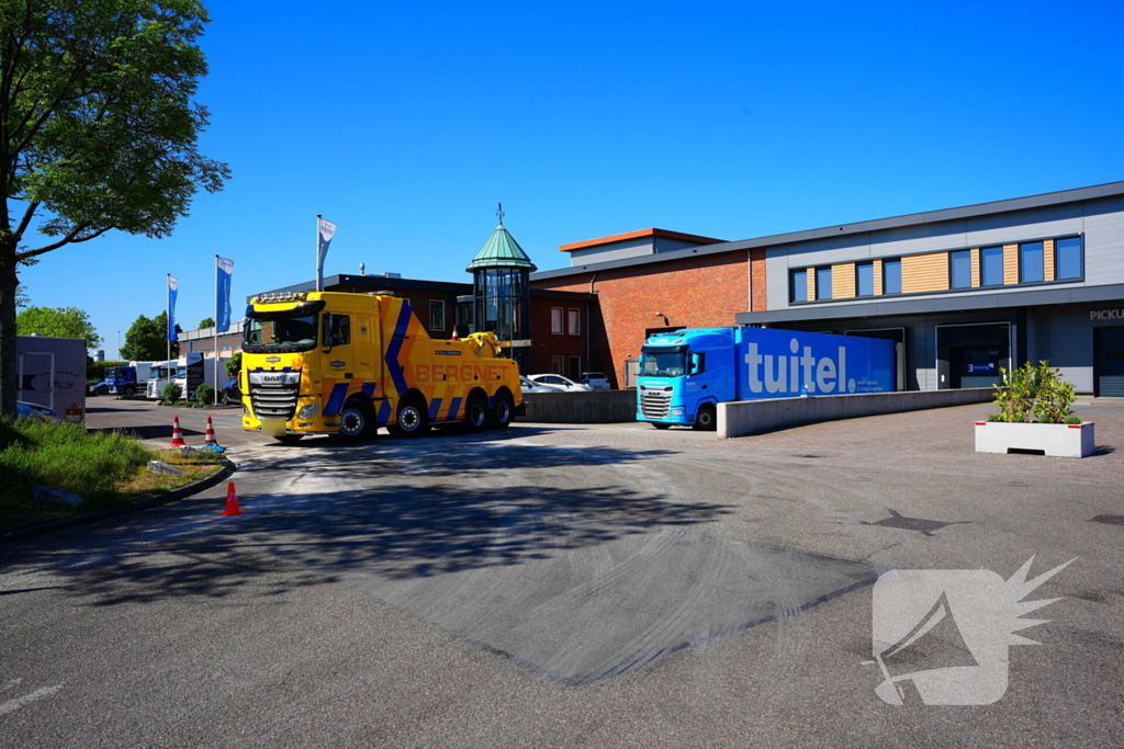 Vrachtwagenlek leidt tot wegafzetting