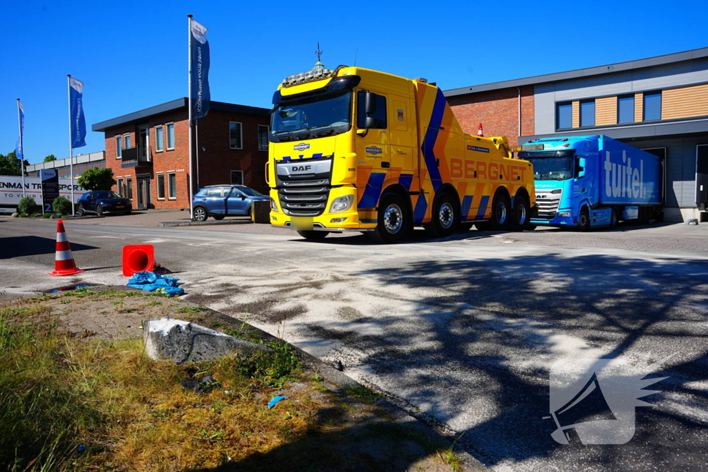 Vrachtwagenlek leidt tot wegafzetting