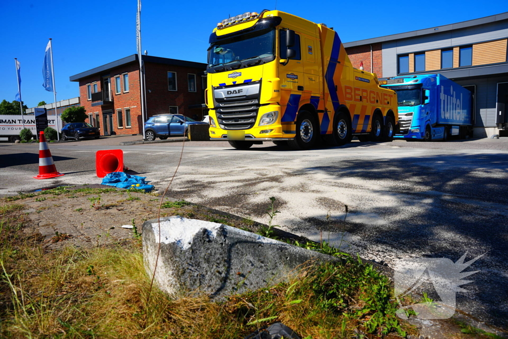 Vrachtwagenlek leidt tot wegafzetting