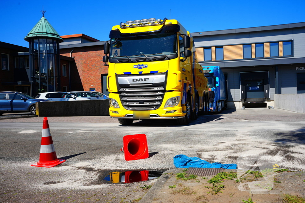 Vrachtwagenlek leidt tot wegafzetting