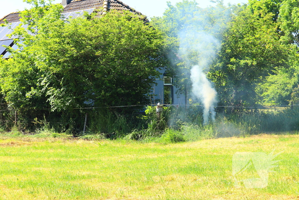 Brand in bosschage slaat over op gebouw