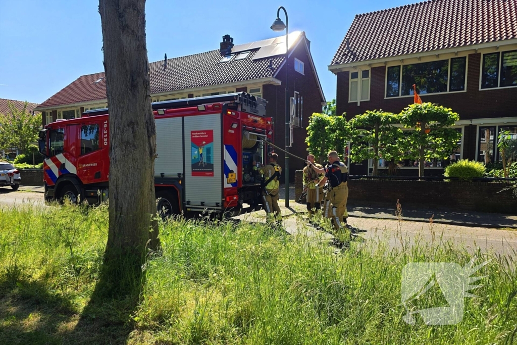 Brandweer blust brand in dak