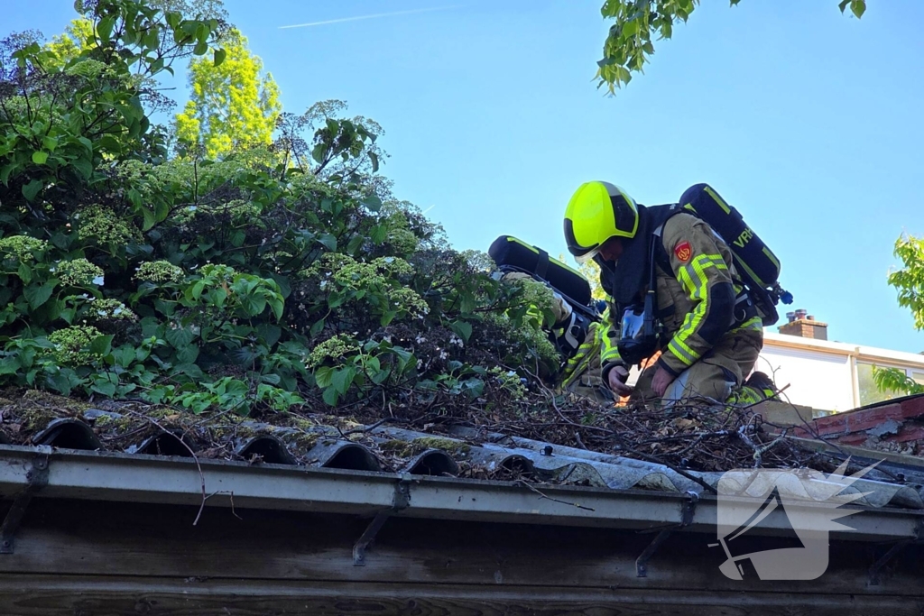 Brandweer blust brand in dak