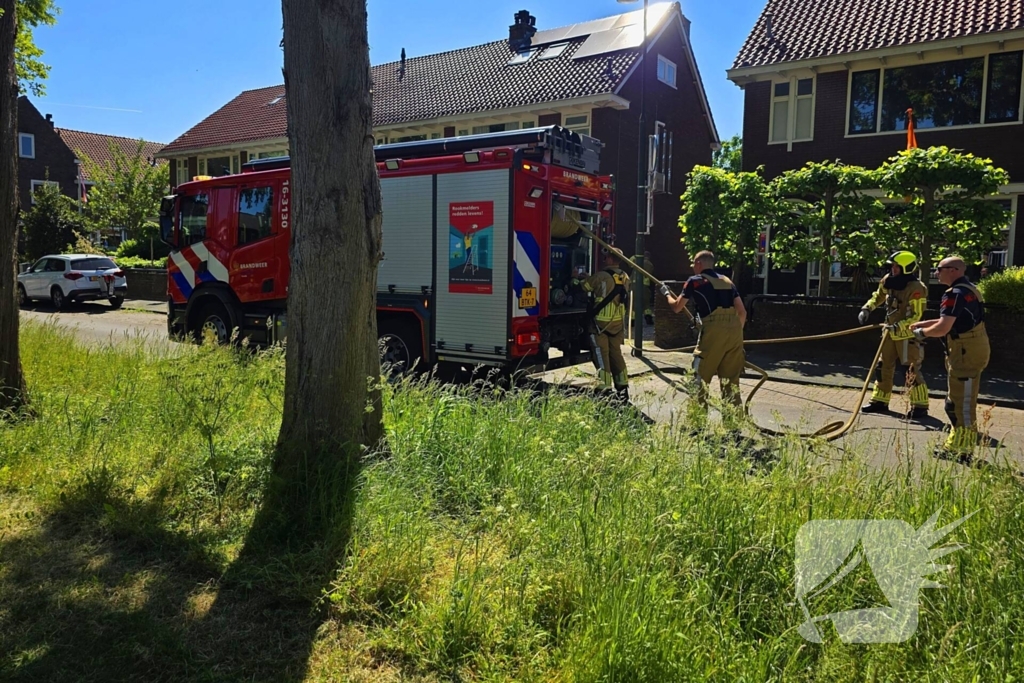 Brandweer blust brand in dak