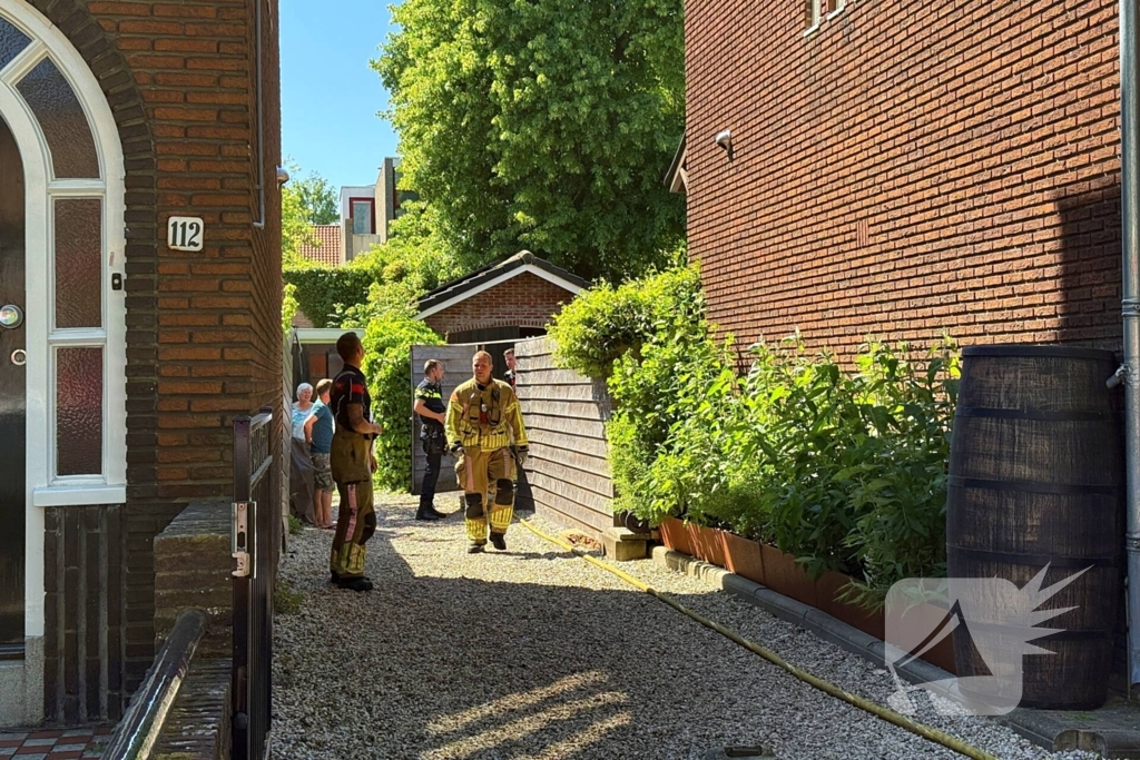 Brandweer blust brand in dak