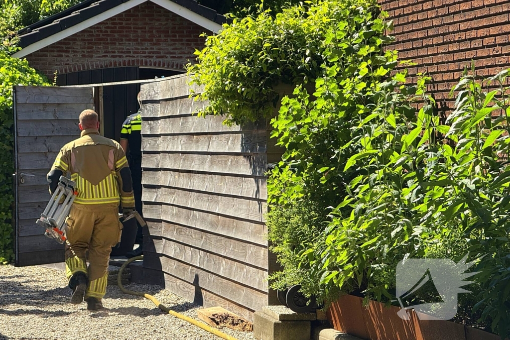 Brandweer blust brand in dak