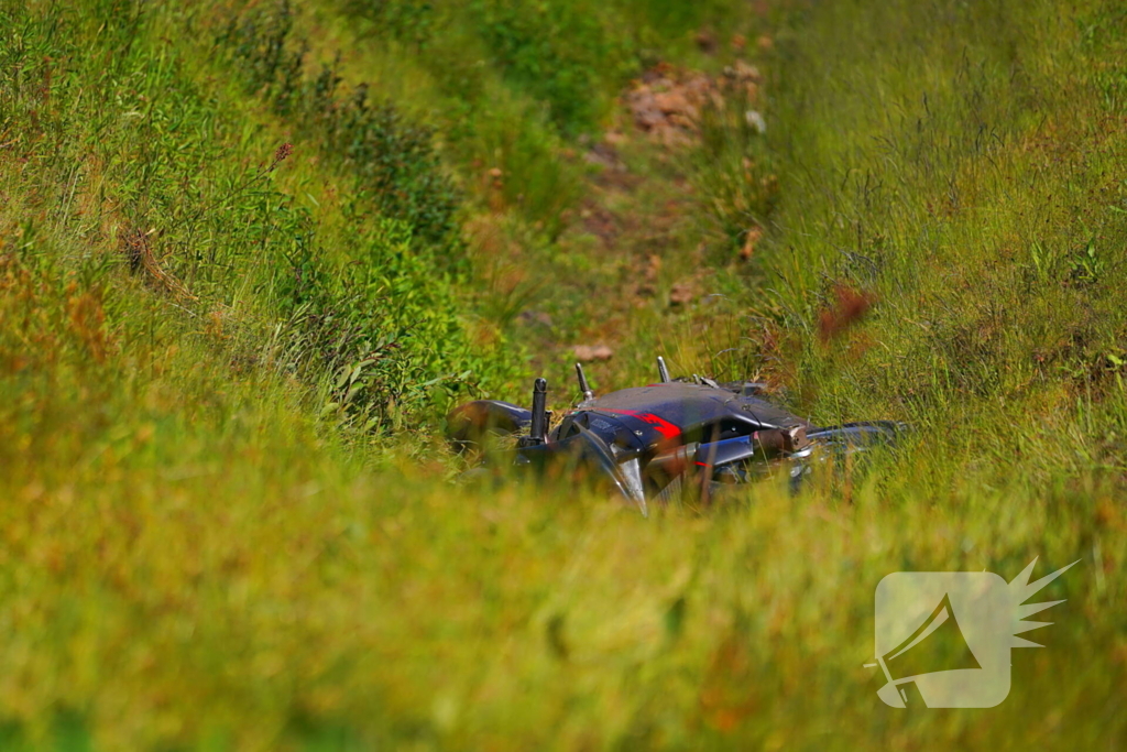 Motorrijder afgesneden door auto en belandt in sloot, veroorzaker rijdt door
