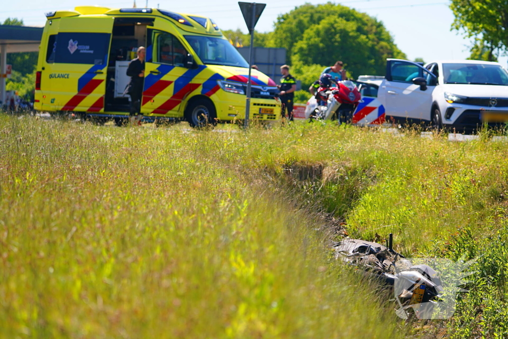 Motorrijder afgesneden door auto en belandt in sloot, veroorzaker rijdt door