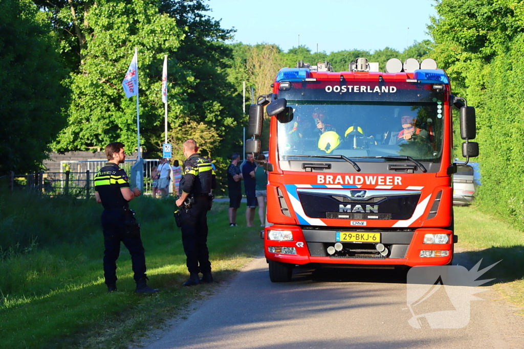 Bomen en pipowagen in brand