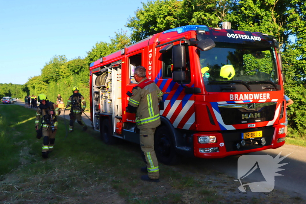 Bomen en pipowagen in brand